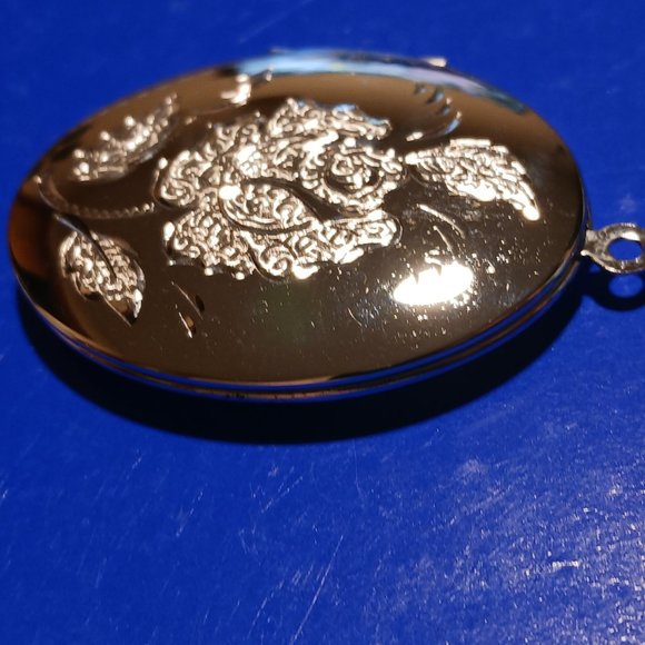 E-Stirling Silver Rose etched locket - Picture 2 of 7